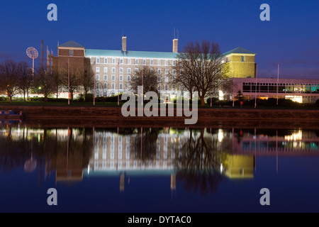 El County Hall se refleja en el río Trent, en Victoria Embankment, Nottingham, Nottinghamshire Inglaterra Foto de stock