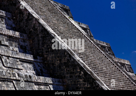 Detalle de la escalera de una antigua pirámide Maya en el sitio arqueológico de Chichén Itzá en la península de Yucatán, México