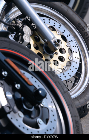 Cierre de dos ruedas delanteras de motocicleta con discos de freno en la reunión de motocicletas Foto de stock