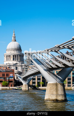 Millennium Bridge y la Catedral de San Pablo en Londres Reino Unido. Foto de stock