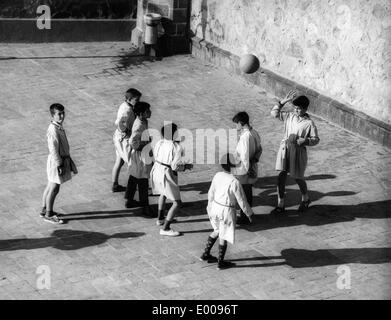 Los niños de la escuela jugando yoyo juegos en el patio de la escuela, de  marzo de 1967 Fotografía de stock - Alamy