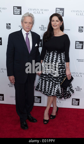 Michael Douglas y Catherine Zeta Jones asistir a la 41ª Gala Anual Premio Chaplin en Avery Fisher Hall at Lincoln Center. Foto de stock