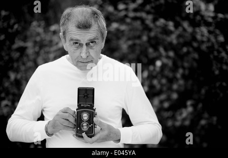 Hombre Senior fotógrafo con Rolleiflex twin Lens Reflex cámara de película Foto de stock