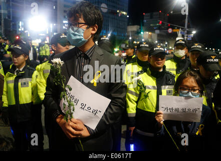 Seúl, Corea del Sur. El 3 de mayo de 2014. La policía detener personas tratando de marzo en una protesta contra lo que ellos insisten, lax respuesta del Presidente Park Geun-hye el gobierno tras el ferry Sewol fue hundido en aguas de la isla de Jindo Sudoeste el 16 de abril de 2014, Seúl, Corea del Sur, el sábado 3 de mayo de 2014. Los manifestantes exigieron dimitir del parque. Los signos leer,'Stodavía', capitán de Sewol pasquinading, quien fue la difusión de un mensaje para que los pasajeros puedan esperar hasta nuevo aviso, cuando el ferry se hundía, según medios locales. Crédito: Lee Jaewon/Alamy Live News Foto de stock