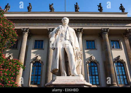 Helmholtz estatua en frente de la Universidad Humboldt, Berlín, Alemania Foto de stock