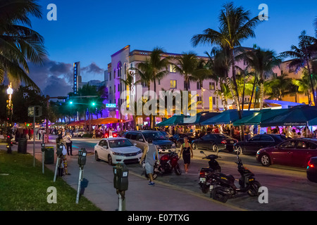 Ocean Drive por la noche, South Beach, Miami Beach, Florida, EE.UU.