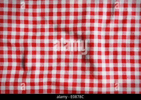 La textura de un rojo y blanco a cuadros manta para picnic. Mantel de lino rojo arrugado. Foto de stock