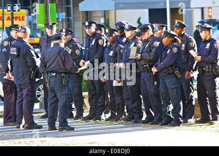 Mañana Briefing, NYPD policías en la Ciudad de Nueva York. Ee.Uu.. Foto de stock