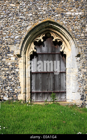 La puerta del sacerdote en el presbiterio de la iglesia parroquial de San Jorge en Rollesby, Norfolk, Inglaterra, Reino Unido. Foto de stock