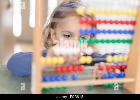 Niña aprendiendo sobre abacus Foto de stock
