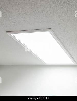 Una claraboya permite a la luz del día en el techo de una casa. Ee.Uu. Foto de stock