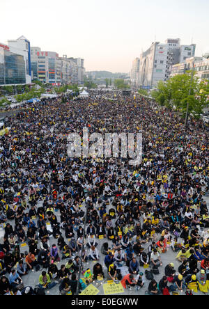 Ansan, Corea del Sur. 10 de mayo de 2014. Las personas asistir a un mitin contra lo que insisten, lax respuesta del Presidente Park Geun-hye el gobierno tras el ferry Sewol fue hundido en aguas de la isla de Jindo Sudoeste el 16 de abril de 2014, en una plaza, Ansan, Corea del Sur, el sábado 10 de mayo de 2014. Unas 13.000 personas participaron en la manifestación para pedir la dimisión del Presidente Park y al duelo por las víctimas de la tragedia, según medios locales. Foto de stock