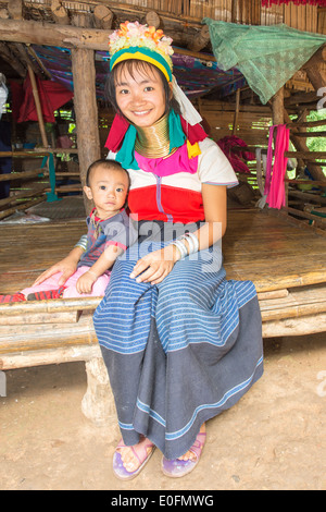 Largo cuello mujer con su bebé, la tribu Karen, Chiang Mai, Tailandia
