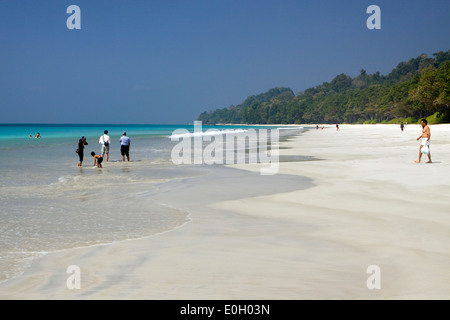 India, Islas Andaman y Nicobar, Havelock Island, Radha Nagar playa número 7 turistas hindúes en el mar Foto de stock