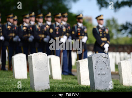 Washington, DC, Estados Unidos. El 13 de mayo de 2014. Soldados de la guardia de honor asistir a una ceremonia en conmemoración del 150º aniversario de el Cementerio Nacional de Arlington en Arlington, Virginia, en los Estados Unidos, el 13 de mayo de 2014. Crédito: Bogu Yin/Xinhua/Alamy Live News