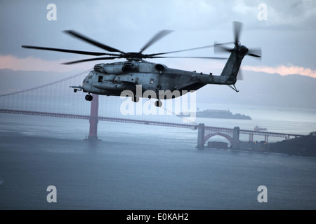 Infantes de Marina con pesados escuadrón de helicópteros marinos 466 volar un CH-53 Mar Stallion al Aeropuerto Internacional de San Francisco para recoger fi Foto de stock