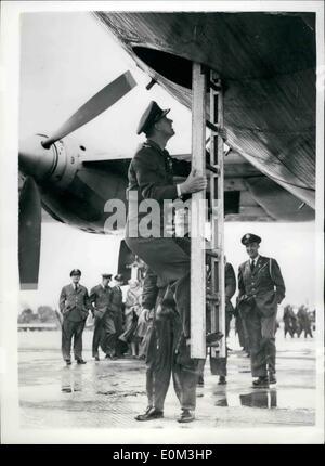 Mayo 05, 1953 - El Duque inspecciona bomba atómica de EE.UU. Operador: El Duque de Edimburgo sube int el gigante RB. 36. el bombardero operacional más grande del mundo, en Brize Norton, Oxfordshire, ayer, las bases. El Duque, que voló 400 millas en un vikingo de aeronaves de vuelo de la Reina, también inspeccionó las tropas americanas en Bentwaters, Sussex y Burtonwood, Lancashire. En Brize Norton, Él inspeccionaba los sitios de pistola y tripulaciones. Foto de stock
