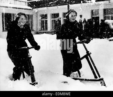 La princesa Beatriz e Irene jugar en la nieve
