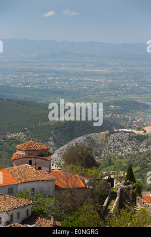 Vista desde la ciudadela hacia el Dollma tekke, Old Town, Kruja, Albania Foto de stock