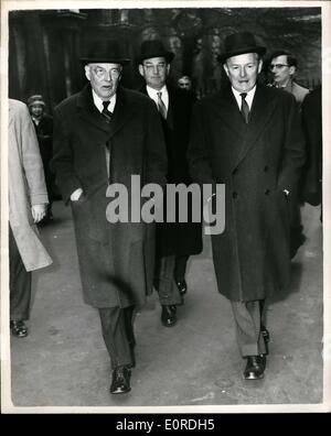 Febrero 02, 1959 - El Sr. Dulles va a nº 10: La fotografía muestra el Sr. John Foster Dulles el Secretario de Estado norteamericano, que vuela a París hoy, después de su visita a Londres - foto caminando desde el exterior a la Oficina nº 10. Downing street hoy con el Sr. Selwyn Lloyd, el Secretario de Relaciones Exteriores. Foto de stock