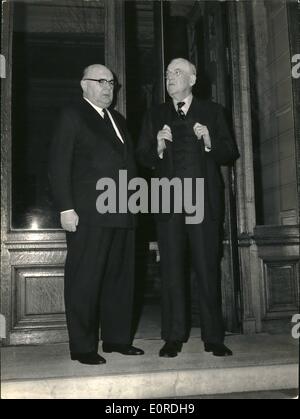 Febrero 02, 1959 - Foster Dulles sobre volar visita a Londres, París y Berlín: en una fugaz visita a Europa, Foster Dulles, el Secretario del Departamento de Estado norteamericano, había importantes conversaciones sobre el problema alemán en Londres, París y Berlín. La foto muestra Foster Dulles (derecha) reunión P.H. Spaak, Secretario de la OTAN del Departamento de Estado, en la residencia privada del embajador americano en París. Foto de stock