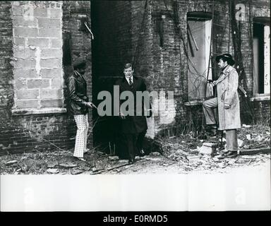 Jan 1 1960 El Punto Estrecho Para Agente 007 Roger Moore Representado Por Su Esposa Luisa En La Barriada De Harlem Imagen Fotografia De Stock Alamy