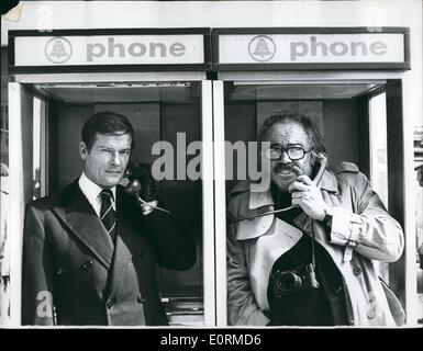 Jan 1 1960 Roger Moore Agente 007 James Bond Es Fotografiado Por Su Esposa Luisa Teniendo Tiempo Para Hacer Una Llamada Telefonica Durante La Filmacion Fotografia De Stock Alamy