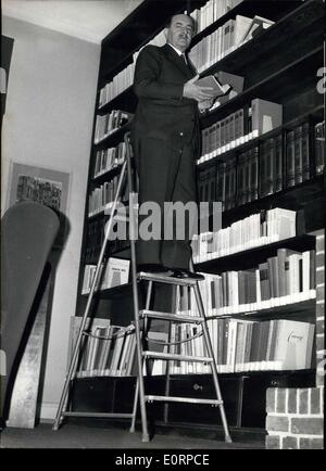 El 23 de febrero, 1960 - ganador Nobel-Prize Quasimodo en Hamburgo en Feb.22nd, 1960 El italiano ganador del Premio Nobel de Literatura, Salvatore Quasimodo llegó a Hamburgo, procedente de Italia. Se celebrará una conferencia en la Universidad de Hamburgo sobre ''hablar de poesía'' Nuestro fotógrafo visitó el ganador del Premio Nobel en el Instituto Italiano di cultura" en Hamburgo. Foto de stock