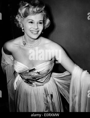 La actriz Zsa Zsa Gabor en un vestido de fiesta Foto de stock