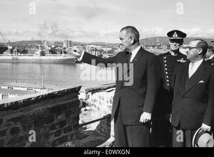 Agosto 05, 1964 - Oslo, Noruega - Lyndon Baines Johnson (27 de agosto de 1908 - 22 de enero de 1973) a menudo se refiere como LBJ, fue el 36º Presidente de los Estados Unidos (1963-1969) tras su servicio como la 37ª Vice Presidente de los Estados Unidos (1961-1963). Foto: astilleros en Noruega Foto de stock