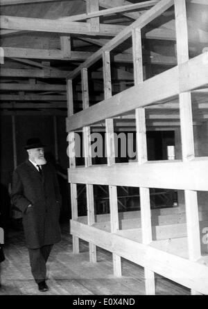Alois Hundhammer visita el museo del campo de concentración de Dachau Foto de stock