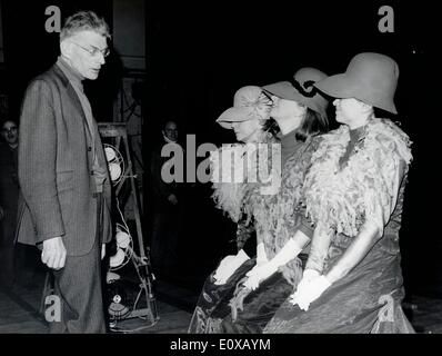 El escritor Samuel Beckett, hablando a un grupo de señoras en trajes coincidentes