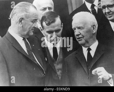 Abril 24, 1967 - Bonn, Alemania - Lyndon Baines Johnson (27 de agosto de 1908 - 22 de enero de 1973) a menudo se refiere como LBJ, fue el 36º Presidente de los Estados Unidos (1963-1969) tras su servicio como la 37ª Vice Presidente de los Estados Unidos (1961-1963). Foto: con el Presidente LUEBKE en el funeral por el ex canciller Dr. Adeenauer. Foto de stock