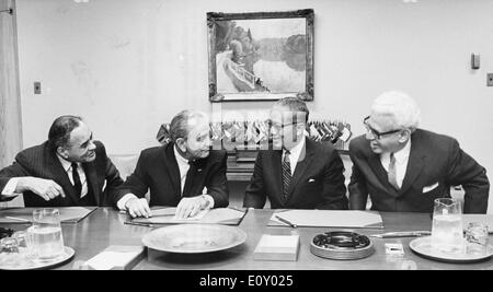 Abril 04, 1968 - Nueva York, Nueva York, EE.UU. - Lyndon Baines Johnson (27 de agosto de 1908 - 22 de enero de 1973) a menudo se refiere como LBJ, fue el 36º Presidente de los Estados Unidos (1963-1969) tras su servicio como la 37ª Vice Presidente de los Estados Unidos (1961-1963). Foto: con el Secretario General de las Naciones Unidas, U Thant Foto de stock