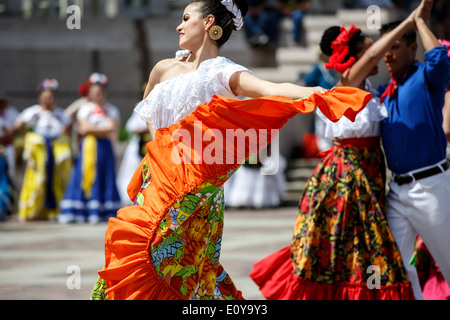 Bailarines mexicanos, el Cinco de Mayo Fiesta, Civic Center Park, Denver, Colorado, EE.UU. Foto de stock
