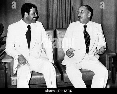 El Dictador Iraquí Saddam HUSSEIN luego VP con el entonces Presidente iraquí Ahmed Hassan al-Bakr, su primo, un año antes de que él lo derrocó