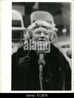Diciembre 09, 2011 - El día de la Tierra 1977: Margaret Mead, la famosa antropóloga y Presidenta internacional del Día de la Tierra 1977 sonado la campana de la paz de la ONU, el 20 de marzo de 1977o señal en el momento del equinoccio de primavera y el día de la tierra. Se celebra el Día de la tierra permanece a todas las personas de su parte en la preservación de este planeta. Se prevé que el día de la tierra un día festivo internacional. Foto de stock