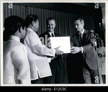 Roca lunar traído de vuelta en el Apolo 11 en la exhibición en el Neil  Armstrong Air and Space Museum en Wapakoneta Ohio  Fotografía de stock  - Alamy