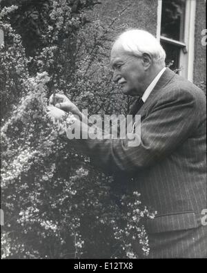 Febrero 24, 2012 - En casa con el laureado poeta: A los ochenta años de edad Dr. Masefield todavía puede ser útil en su gran jardín, especialmente con los arbustos. Foto de stock