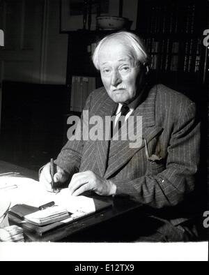 El 24 de febrero, 2012 - El poeta laureado a los ochenta años de edad; John Masefield, en el escritorio de su casa, Burcots Brock. Su último poema Foto de stock