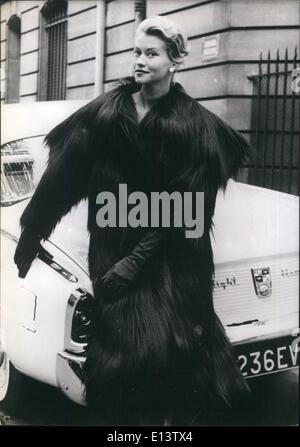 Marzo 27, 2012 - prendas de invierno el famoso París peletero Revillon introduce este abrigo de piel de mono, parte de sus colecciones para el invierno de 1956. Foto de stock