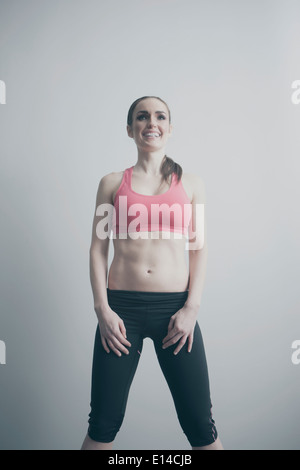 ajuste mujer morena en ropa deportiva con vendas de boxeo cerca de bolsa  sobre fondo gris Fotografía de stock - Alamy