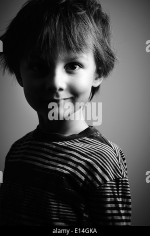 Retrato de una niña de 6 años sonriendo Fotografía de stock - Alamy