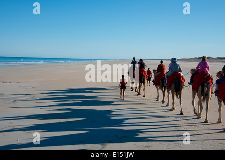 Australia, Australia Occidental, Broome, Cable Beach. Temprano en la mañana viendo cosas paseo en camello por la playa de Cable. Foto de stock