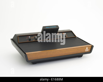 Consola de videojuegos Atari 2600 Atari VCS, Sistema Informático de vídeo con Space Invaders clásico juego de los 80's de juguetes infantiles Foto de stock