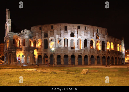 Coliseo de Roma (Anfiteatro Flavio) fachada de noche, Roma, Italia.