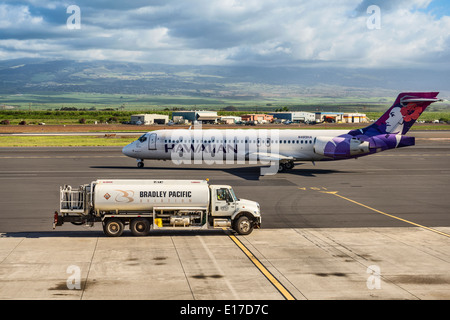 Hawaiian Airlines Boeing avión en el aeropuerto de Kahului en Maui. Foto de stock