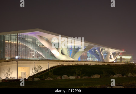 Qatar National Convention Center en la noche. Doha, Qatar, Oriente Medio Foto de stock