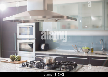 Utensilios de cocina modernos en el interior de la cocina contemporánea.  Concepto de cocina confortable Fotografía de stock - Alamy