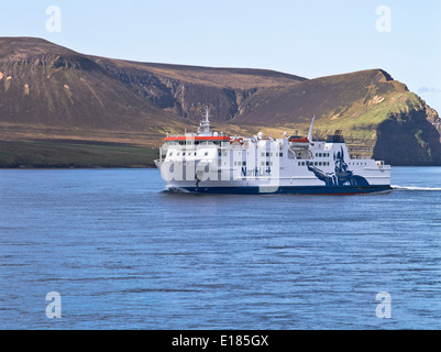 dh HOY SONIDO ORKNEY Escocés Serco Northlink transbordadores MV Hamnavoe vela Hoy Sound Hoy colinas ferry pasajeros escocia islas paisaje Foto de stock
